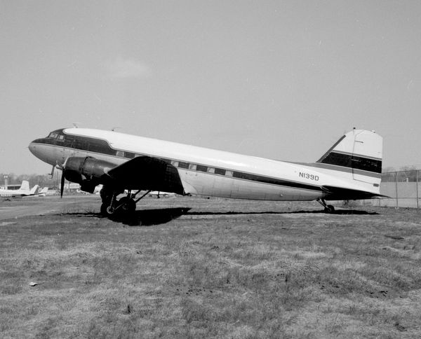  Douglas DC-3-217A/C-49E  N139D