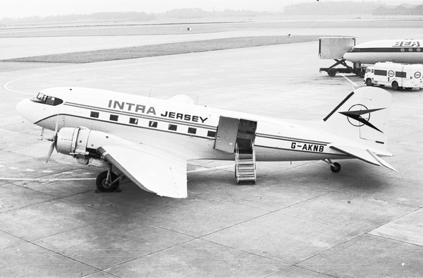 lntraA/W Douglas DC-3/C-47  G-AKNB