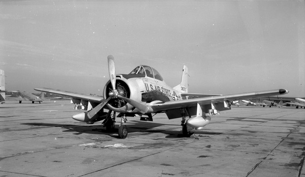  North American T-28 Trojan 