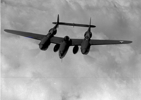  Lockheed P-38F Lightning 