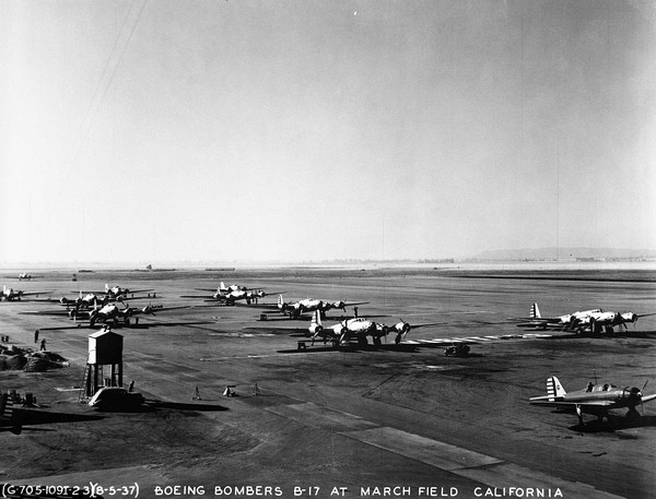  Boeing Y1B-17 Flying Fortress 