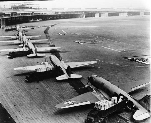  Douglas C-47 Skytrain 