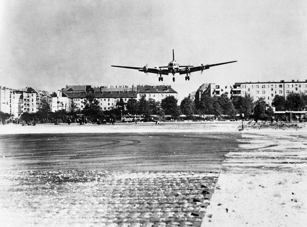  Douglas C-54 Skymaster 