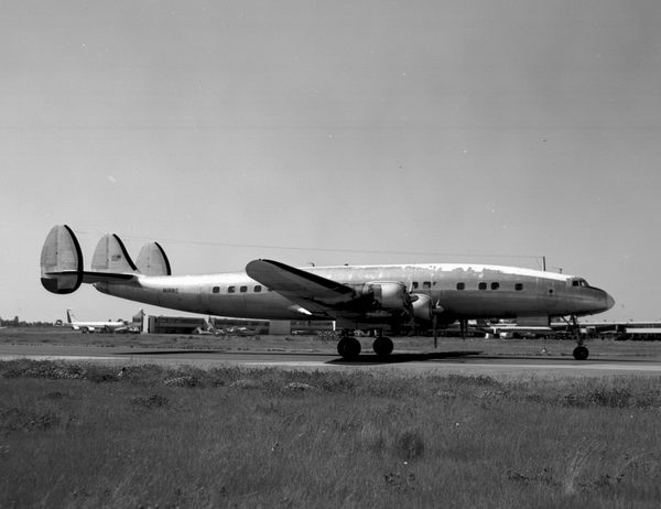 1880  Corporation Lockheed L-1049H Super Constellation n1880