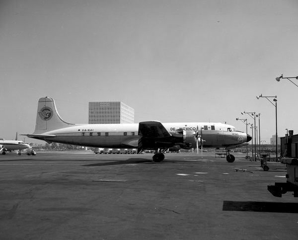 Aeronaves de Mexico Douglas DC-6  XA-NAI
