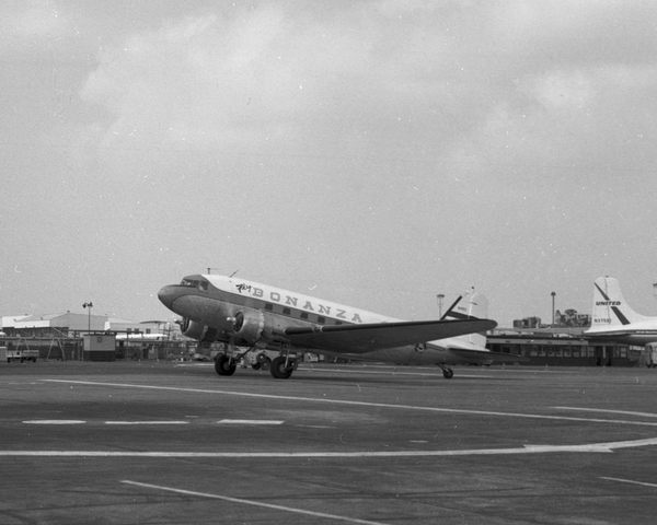 Bonanza Airlines Douglas DC-3/C-49F  N493