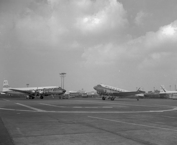 Bonanza Airlines Douglas DC-3/C-49F  N493