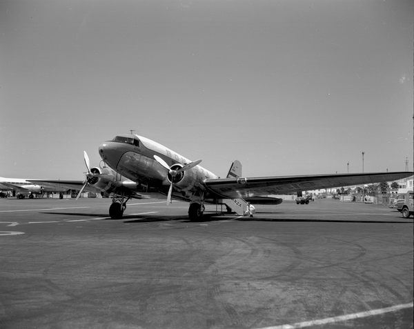 Bonanza Airlines Douglas DC-3/C-53  N18619