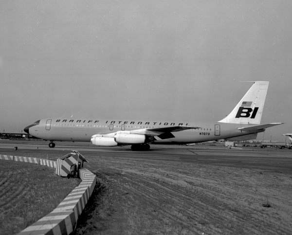 Braniff International Airways Boeing 707-227  N7073