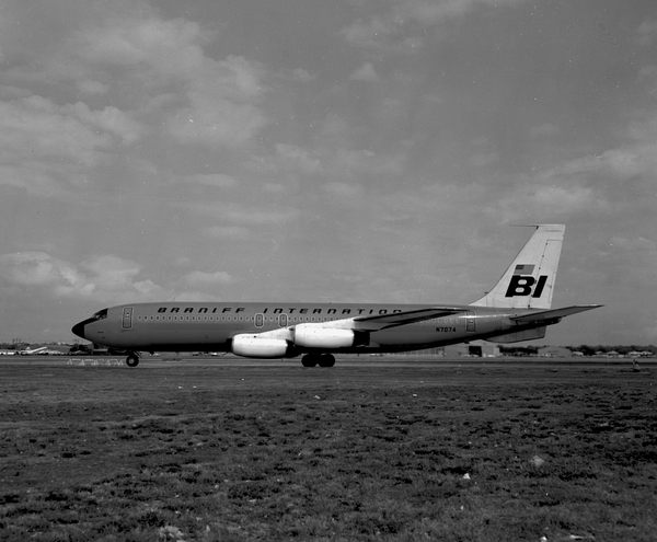 Braniff International Airways Boeing 707-227  N7074