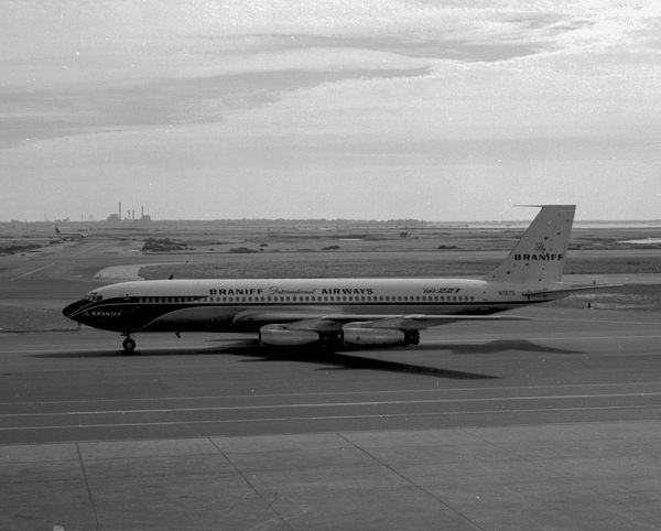 Braniff International Airways Boeing 707-227  N7075