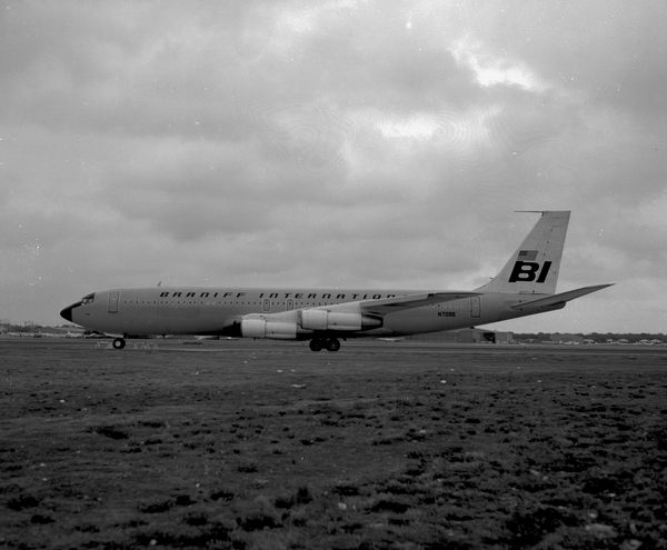 Braniff International Airways Boeing 707-327C  N7097
