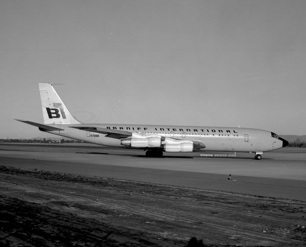 Braniff International Airways Boeing 707-327C  N7097