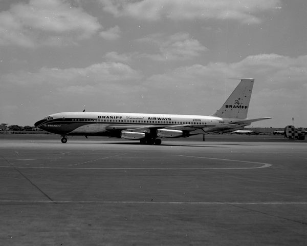 Braniff International Airways Boeing 720-027  N7076