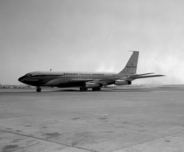 Braniff International Airways Boeing 720-027  N7077