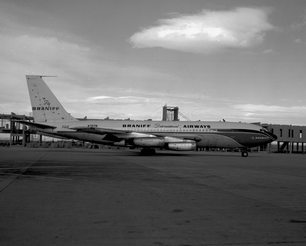 Braniff International Airways Boeing 720-027  N7078