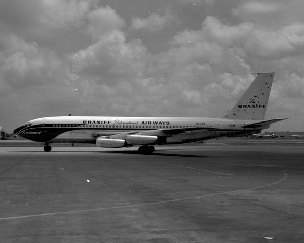 Braniff International Airways Boeing 720-027  N7079