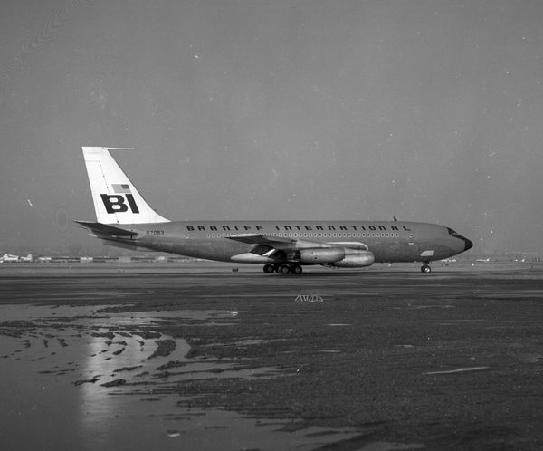 Braniff International Airways Boeing 720-048  N7083