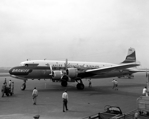 Braniff International Airways Douglas DC-6  N90881