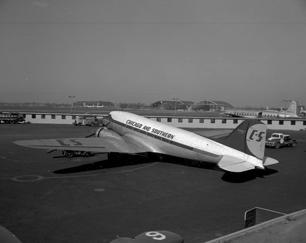 Chicago & Southern Douglas DC-3/C-49J  N12927