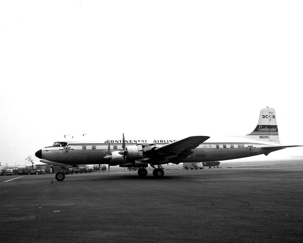 Continental Airlines Douglas DC-7B  N8210H