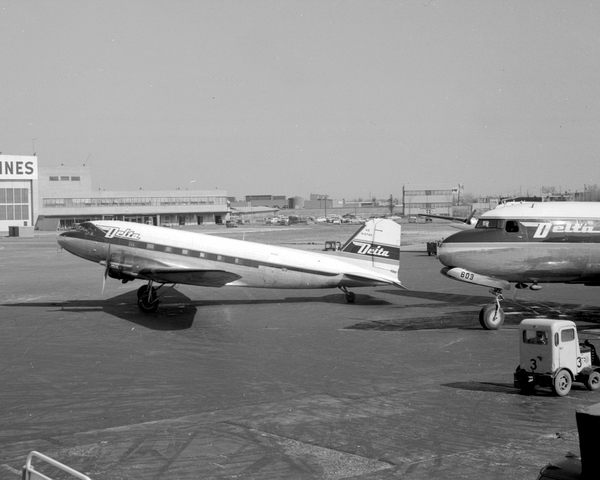 Delta Airlines Douglas DC-3/C-49K  N15748