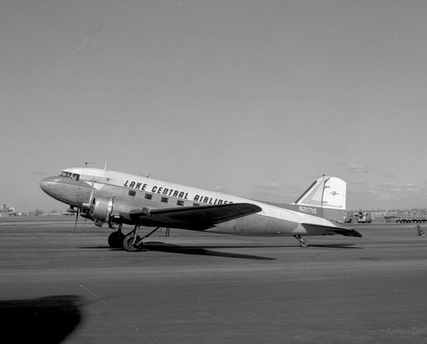 Lake Central Airlines Douglas DC-3/R4D-7  N21715