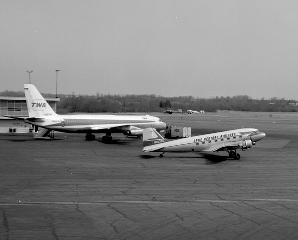 Lake Central Airlines Douglas DC-3/C-52B  N33326