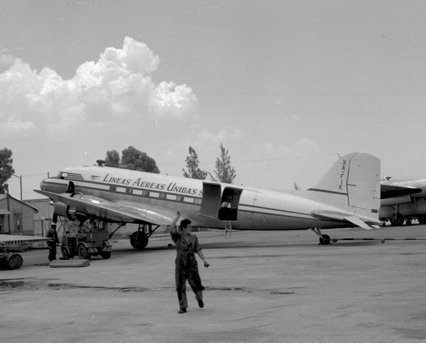 Lineas Aereas Unidas S.A. Douglas DC-3/C-47  XA-FIK