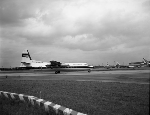 Mohawk Fairchild-Hiller FH-227  N7811M