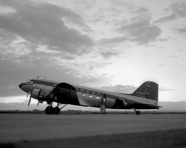 Northwest Orient Airlines Douglas DC-3/C-53  N19925