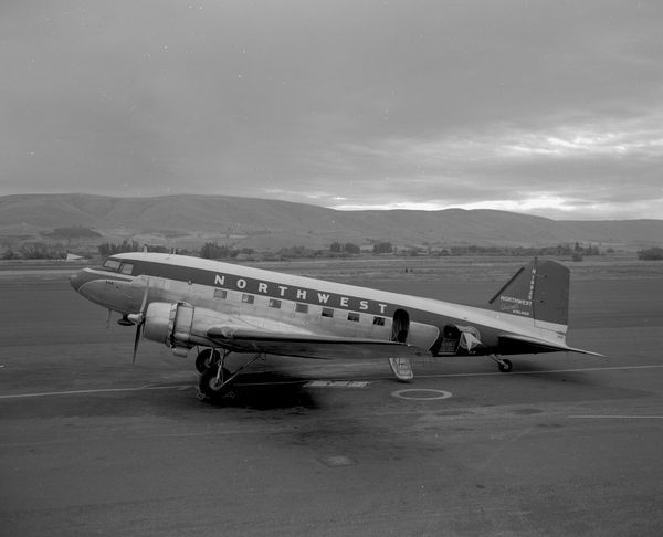 Northwest Orient Airlines Douglas DC-3/C-53  N19925