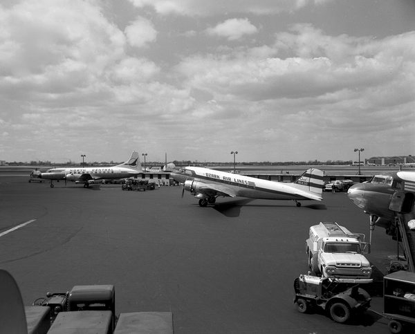 Ozark Air Lines Douglas DC-3A  N143D