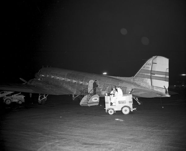 Trans World Airlines (TWA) Douglas DC-3  NC1942