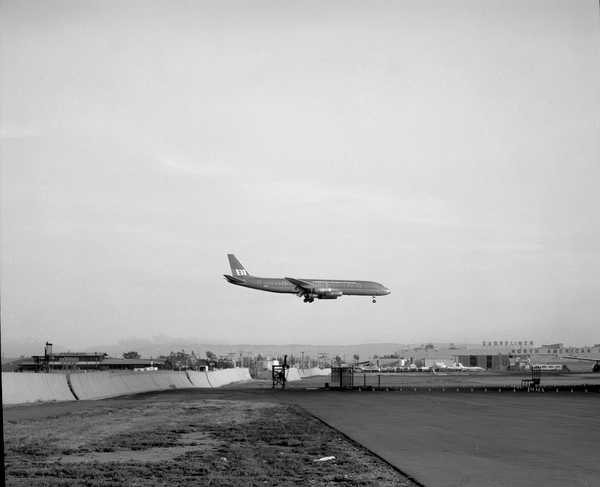 Braniff International Douglas DC-8-62CF  N1807