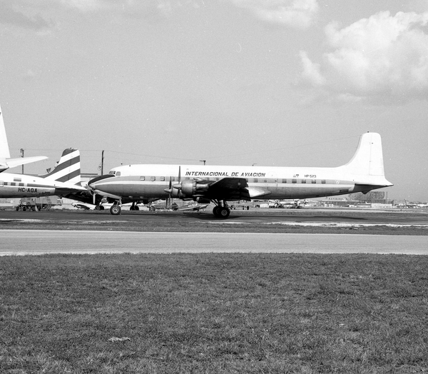 Internacional de Aviacion Douglas DC-6B  HP-523