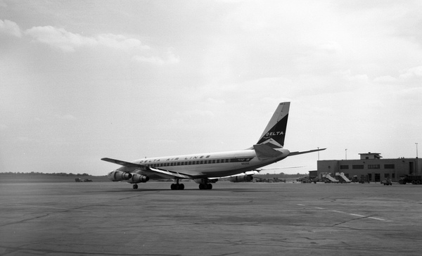 Delta Douglas DC-8-11  N806E