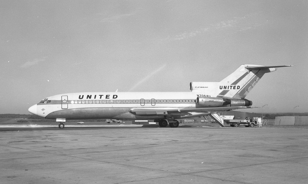 United Boeing 727-22  N7064U
