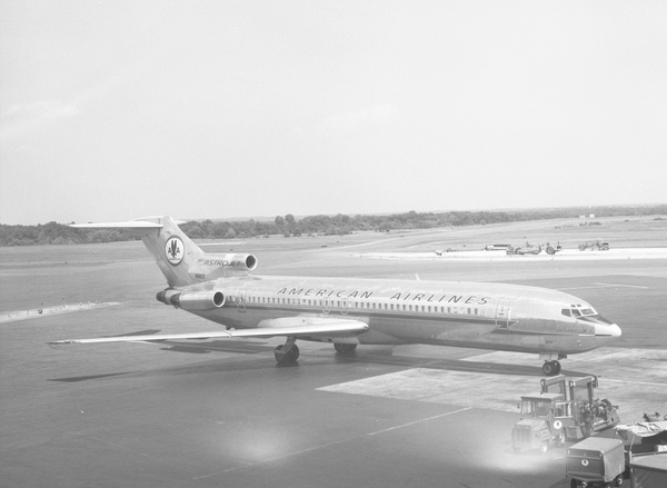 American Boeing 727-223  N6805