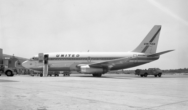 United Boeing 737-222  N9006U