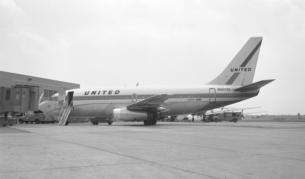 United Boeing 737-222  N9013U