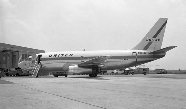 United Boeing 737-222  N9013U