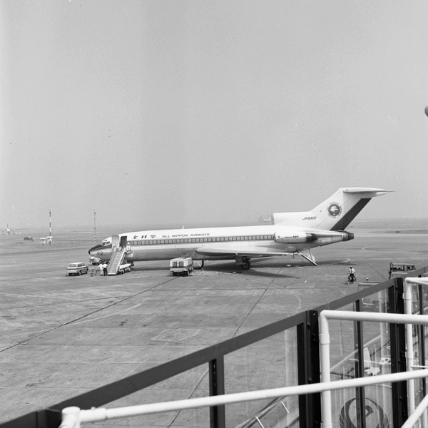 ALL NIPPON AIRWAYS Boeing 727-81  JA8302