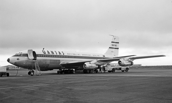 Qantus Boeing 707-138  VH-EBC