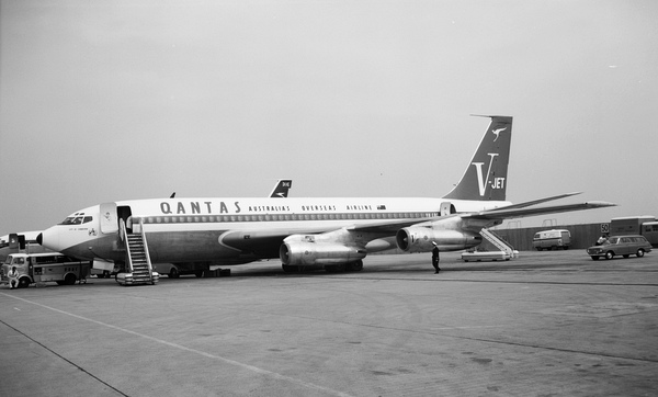 Qantus Boeing 707-138  VH-EBC