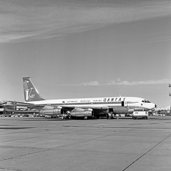 Qantus Boeing 707-138B  VH-EBJ