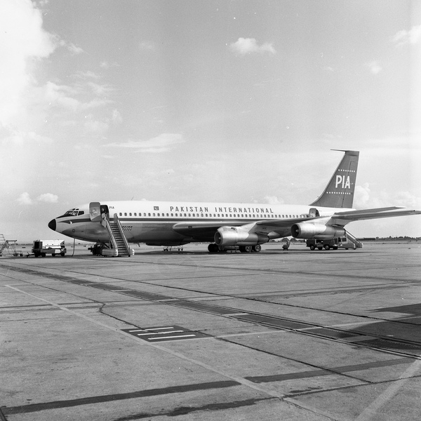 PAKISTAN INT. Boeing 720-040B  AP-ATQ
