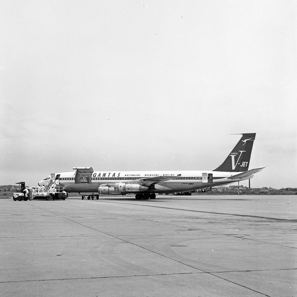 Qantus Boeing 707-338C  VH-EBP
