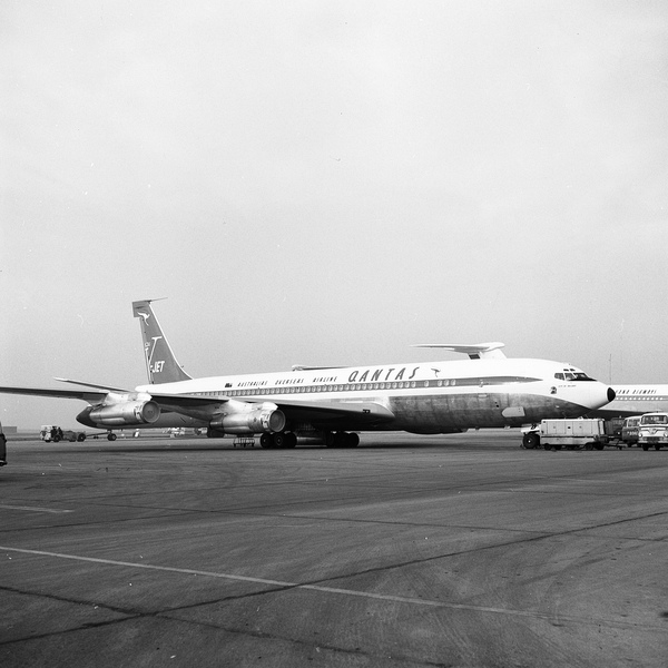 Qantus Boeing 707-338C  VH-EBQ