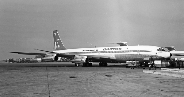 Qantus Boeing 707-338C  VH-EBW
